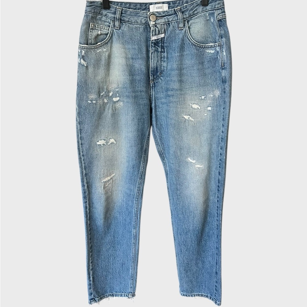 Women’s closed relaxed Light Blue Distressed Jeans